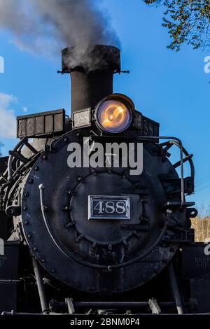 Locomotive pronte per una corsa presso la stazione di Chama della ferrovia panoramica Cumbres & Toltec a Chama, New Mexico, USA Foto Stock