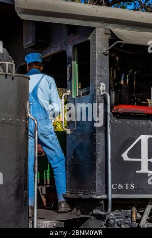 Ingegnere che si prepara per l'escursione sulla ferrovia panoramica Cumbres & Toltec a Chama, New Mexico, USA [Nessuna versione del modello; disponibile per la licenza editoriale Foto Stock