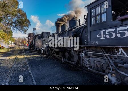 Locomotive pronte per una corsa presso la stazione di Chama della ferrovia panoramica Cumbres & Toltec a Chama, New Mexico, USA [Nessuna versione del modello; disponibile per ed Foto Stock