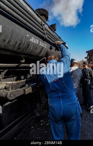 Ingegnere che si prepara per l'escursione sulla ferrovia panoramica Cumbres & Toltec a Chama, New Mexico, USA [Nessuna versione del modello; disponibile per la licenza editoriale Foto Stock