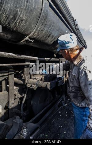 Ingegnere che si prepara per l'escursione sulla ferrovia panoramica Cumbres & Toltec a Chama, New Mexico, USA [Nessuna versione del modello; disponibile per la licenza editoriale Foto Stock