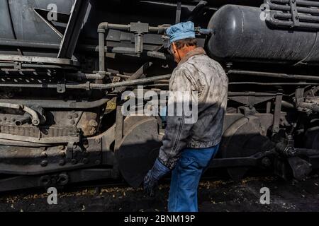 Ingegnere che si prepara per l'escursione sulla ferrovia panoramica Cumbres & Toltec a Chama, New Mexico, USA [Nessuna versione del modello; disponibile per la licenza editoriale Foto Stock