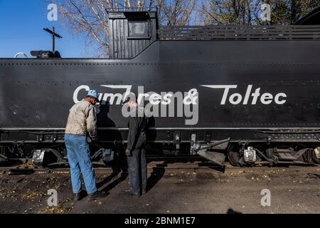 Ingegnere che si prepara per l'escursione sulla ferrovia panoramica Cumbres & Toltec a Chama, New Mexico, USA [Nessuna versione del modello; disponibile per la licenza editoriale Foto Stock