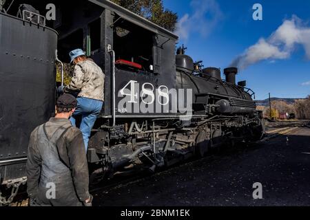 Ingegnere che si prepara per l'escursione sulla ferrovia panoramica Cumbres & Toltec a Chama, New Mexico, USA [Nessuna versione del modello; disponibile per la licenza editoriale Foto Stock