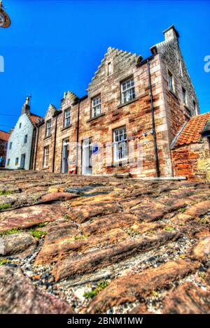 Città di Crail, Scozia. Una vista pittoresca del lastricato King Street, vicino al porto di pesca nella cittadina Scozzese di Crail. Foto Stock