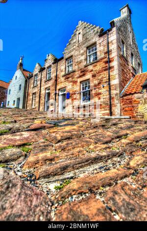 Città di Crail, Scozia. Una vista pittoresca del lastricato King Street, vicino al porto di pesca nella cittadina Scozzese di Crail. Foto Stock