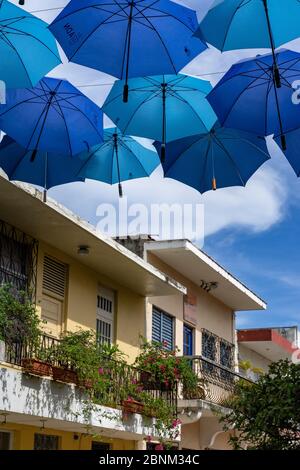 America, Caraibi, grandi Antille, Repubblica Dominicana, Santo Domingo, ombrelloni decorativi su Calle Arzobispo Meriño nel quartiere coloniale di Santo Domingo Foto Stock