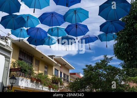 America, Caraibi, grandi Antille, Repubblica Dominicana, Santo Domingo, ombrelloni decorativi su Calle Arzobispo Meriño nel quartiere coloniale di Santo Domingo Foto Stock