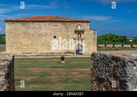 Caraibi, grandi Antille, Repubblica Dominicana, Santo Domingo, zona coloniale, vista di un edificio annesso dell'ex Fortaleza Ozama forte Foto Stock