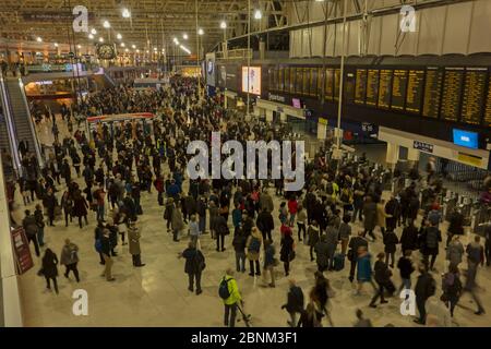 Waterloo Station London affollata all'ora di punta Londra, Regno Unito, novembre 2014. Foto Stock