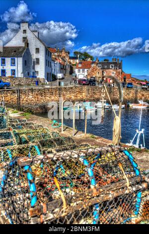 Città di Coral, Scozia. Vista artistica del porto acciottolato di Caal con vasi di aragosta in primo piano, e residenze del porto sullo sfondo. Foto Stock