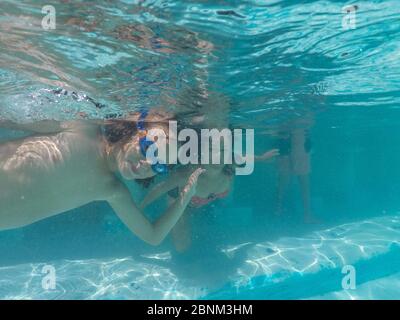 Caraibi, grandi Antille, Repubblica Dominicana, Puerto Plata, scatto subacqueo di un ragazzo e di sua madre nella piscina dell'Hotel Sunscape Puerto Plata