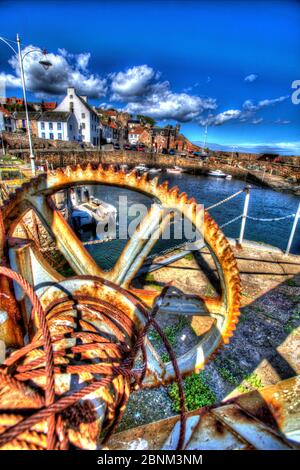Città di Coral, Scozia. Vista artistica soleggiata del dispositivo di sollevamento arrugginito sulla parete del porto di Caal. Foto Stock