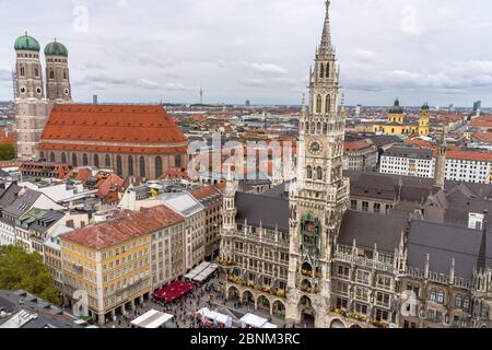 Europa, Germania, Baviera, Monaco, vista dalla chiesa parrocchiale di San Pietro a Marienplatz e la Frauenkirche Foto Stock