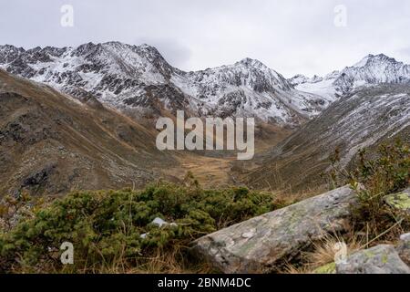 Europa, Austria, Tirolo, Alpi dello Stubai, Sellrain, San Sigmund im Sellrain, vista della valle della Valle del Gleirsch sullo sfondo di un'autunnale montagna Foto Stock