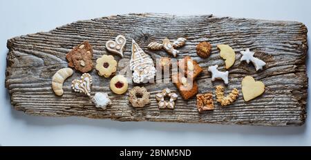 Biscotti natalizi, tavola di legno, supervisione Foto Stock