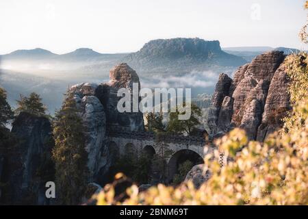 Ponte di Bastei alla luce del mattino Foto Stock