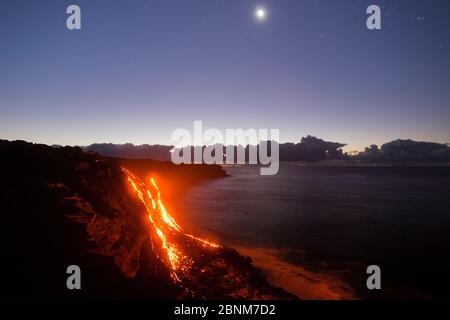 La lava calda si illumina attraverso le crepe del pahoehoe nel campo di flusso 61G, emanando da pu'u o'o sul vulcano Kilauea, e scorrendo verso l'oceano in Hawai Foto Stock