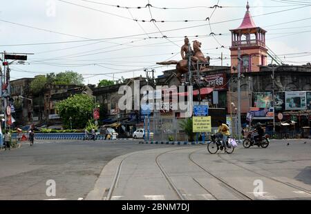 Durante il periodo di blocco a Shyambazar cinque punti della grande Kolkata in India. Questa volta la strada molto trafficata assolutamente vuota. Foto Stock