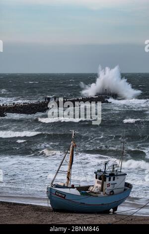 Il Mar del Nord è tempestoso con la pesca a strascico e le onde che si infrangono al mare. Foto Stock