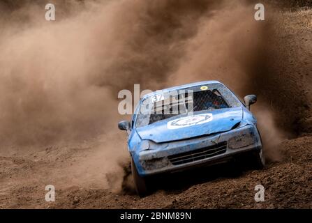 Gara di auto-cross su campi polverosi. Foto Stock