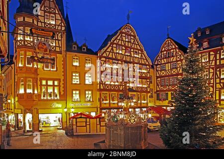 Bernkastel-Kues, Valle della Mosella, piazza del mercato al tempo di Natale, Renania-Palatinato, Germania Foto Stock