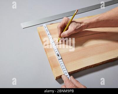 Costruzione di una mensola di legno, produzione fai-da-te, passo-passo, passo 2 misurazione e marcatura Foto Stock
