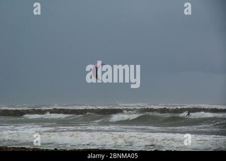 Una persona che fa lo sci surf in una giornata tempestosa, colori della natura Foto Stock