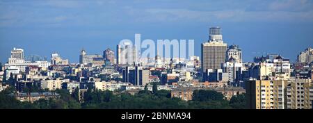 Kiev, Ucraina – 10 giugno 2017: Kiev сentral parte, panorama. Nuovi e moderni ed alti edifici di appartamenti tra l'antico edificio sovietico. Paesaggio urbano Foto Stock