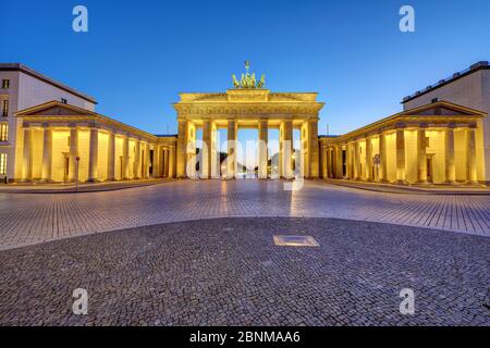 La porta di Brandeburgo illuminata a Berlino dopo il tramonto senza persone Foto Stock