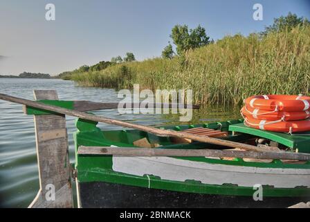 Tre barche sul lago in attesa di navigazione. Colori della natura Foto Stock