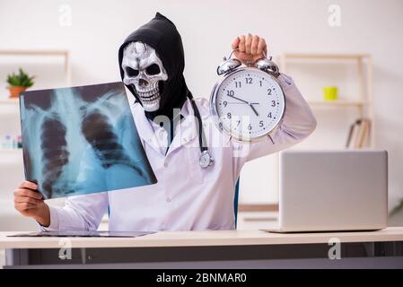 Medico del diavolo maschile radiologo che lavora in clinica Foto Stock