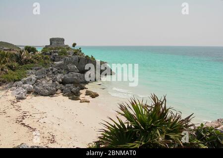 Rovine archeologiche vicino al mare dei caraibi, cielo blu senza nuvole e acque turchesi Foto Stock