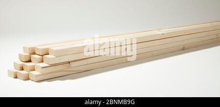 Progetto di pareti fai da te 02, produzione passo-passo fai-da-te, varie aree turchesi colorate separate da strisce di legno bianco, foto materiale 02: Strisce di legno Foto Stock