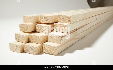 Progetto di pareti fai da te 02, produzione passo-passo fai-da-te, varie aree turchesi colorate separate da strisce di legno bianco, foto materiale 01: Strisce di legno Foto Stock