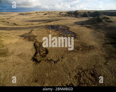 Vista aerea della coperta di altopiano bog presso la sorgente del fiume Elan, Rhayader, Wales, Regno Unito Aprile Foto Stock