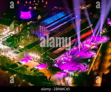 Vista aerea, illuminata, Sala del secolo illuminata, celebrazione DI 1LIVE, premiazione della corona 1live, volo notturno su Bochum, Bochum, zona Ruhr, Germania Foto Stock