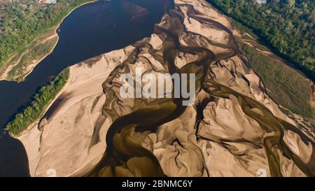 Basso livello dell'acqua nel fiume Vistola a Varsavia Foto Stock