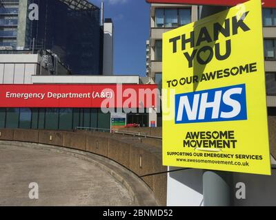 NHS, Londra, UK -9/05/2020: NHS Guys & St. Thomas Hospital durante il blocco del coronavirus grazie firmare fuori emergenza ospedale reparto ER dove Boris Johnson PM è stato trattato f coronavirus - foto di stock Foto Stock