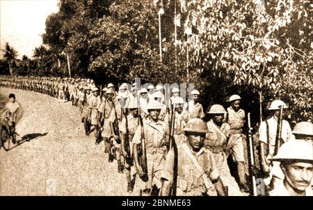 WWII - un'immagine stampata dalla Malaya nel 1941 che mostra i soldati del Reggimento indiano di fanteria che marciano sulla penisola malese Foto Stock