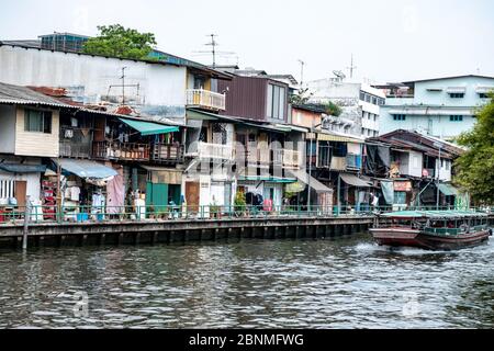 Bangkok / Thailandia - 18 gennaio 2020: Canali di Bangkok, barca sta trasportando i passeggeri Foto Stock