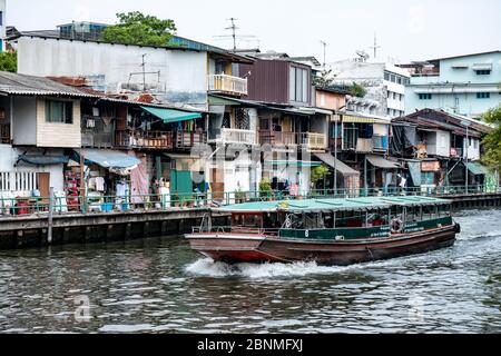 Bangkok / Thailandia - 18 gennaio 2020: Canali di Bangkok, barca sta trasportando i passeggeri Foto Stock