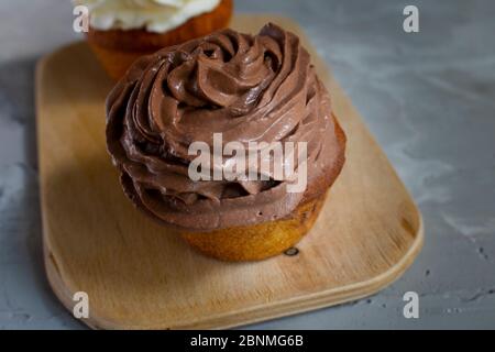 cupcake con crema al burro di cioccolato, senza glutine Foto Stock