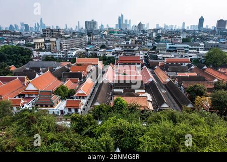 Bangkok / Thailandia - 18 gennaio 2020: Il paesaggio urbano della vecchia Bangkok a nuova Bangkok. La foto dal Tempio del Monte d'Oro, il tempio conosciuto come Wat Saket in T Foto Stock