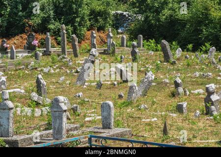 Vecchio cimitero abbandonato in Montenegro Foto Stock