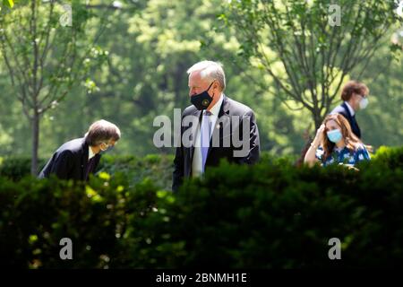 Mark Meadows, Assistente del Presidente e Capo dello staff, cammina attraverso il Rose Garden prima di una conferenza stampa con il Presidente degli Stati Uniti Donald J. Trump alla Casa Bianca di Washington, DC, Stati Uniti venerdì 15 maggio 2020. Credit: Stefani Reynolds/CNP | utilizzo in tutto il mondo Foto Stock