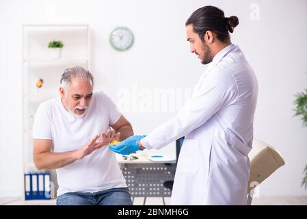 Paziente che soffre del diabete che visita il medico Foto Stock