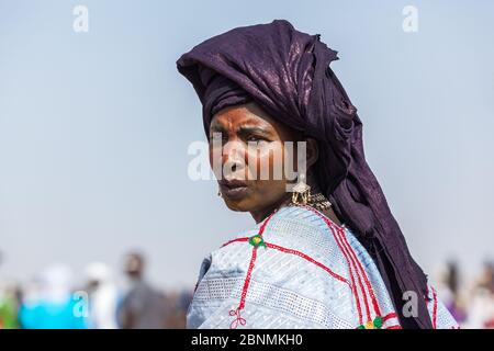 donna nomad nel tradizionale deserto turbano del Sahara Foto Stock