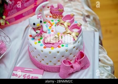 Torta di compleanno del bambino di colore rosa e bianco. Torta di compleanno del ragazzo del neonato . Scarpe per bambini . È una torta dell'acquazzone del bambino del ragazzo. Foto Stock