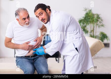 Paziente che soffre del diabete che visita il medico Foto Stock